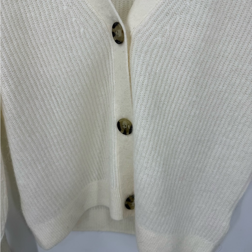 Quince Baby Alpaca-Wool Cropped Cardigan in the color ivory L - Picture 4 of 8